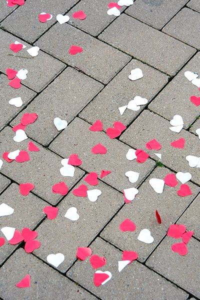 Canon à confettis en cœurs